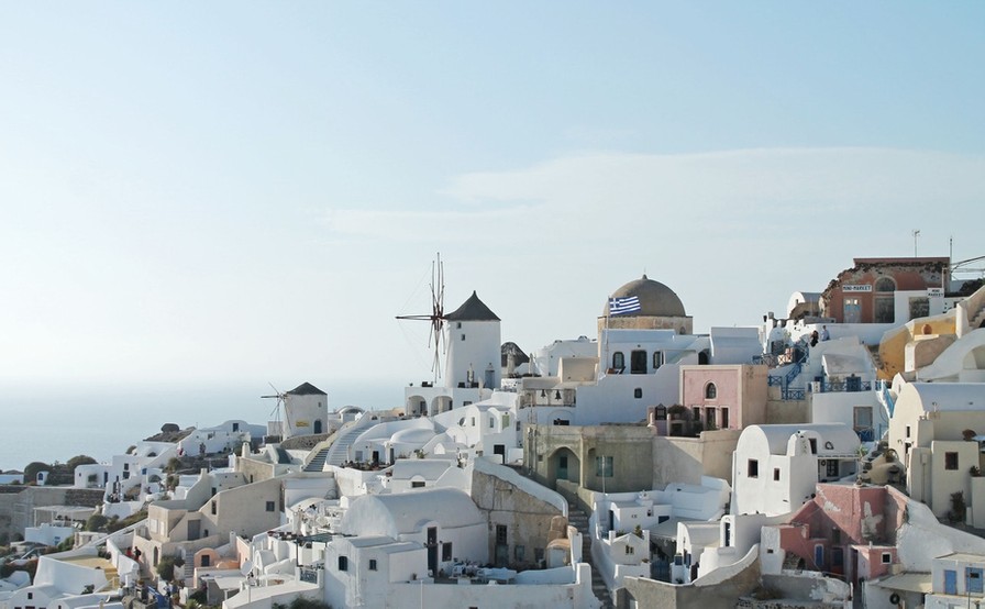 Klassisk Santorini billede med farverige huse
